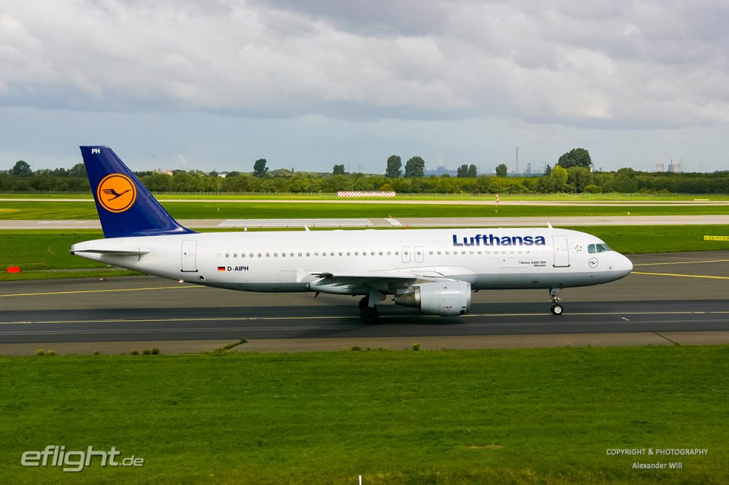 Airbus A320 der Lufthansa auf dem Weg zum Start am Düsseldorfer Flughafen.