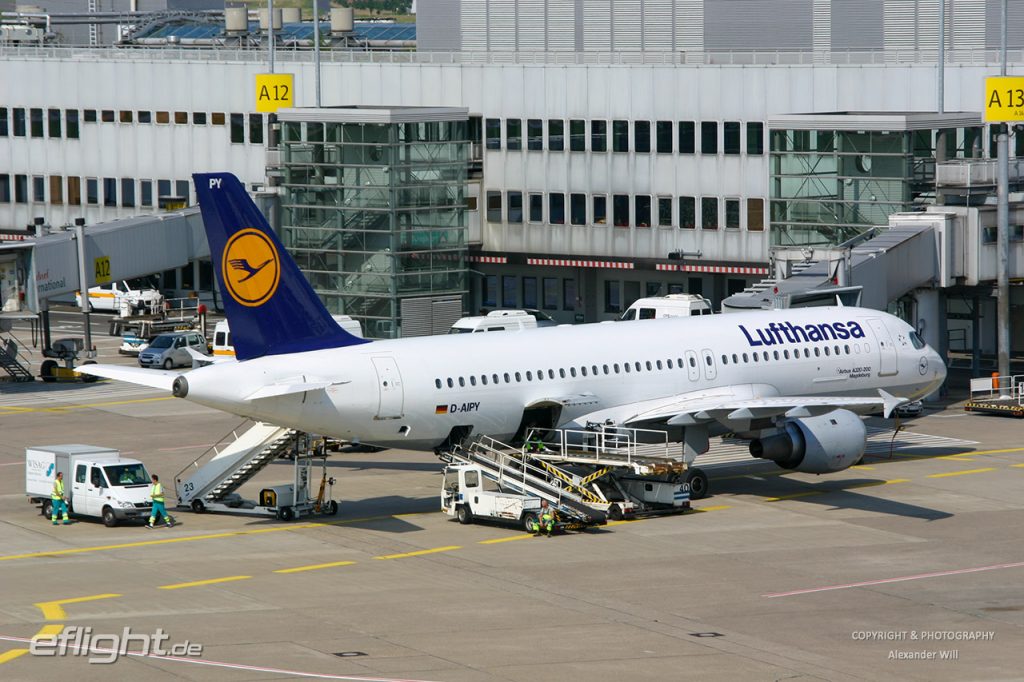 Airbus A320 (D-AIPY) der Lufthansa bei der Abfertigung am Düsseldorfer Flughafen.