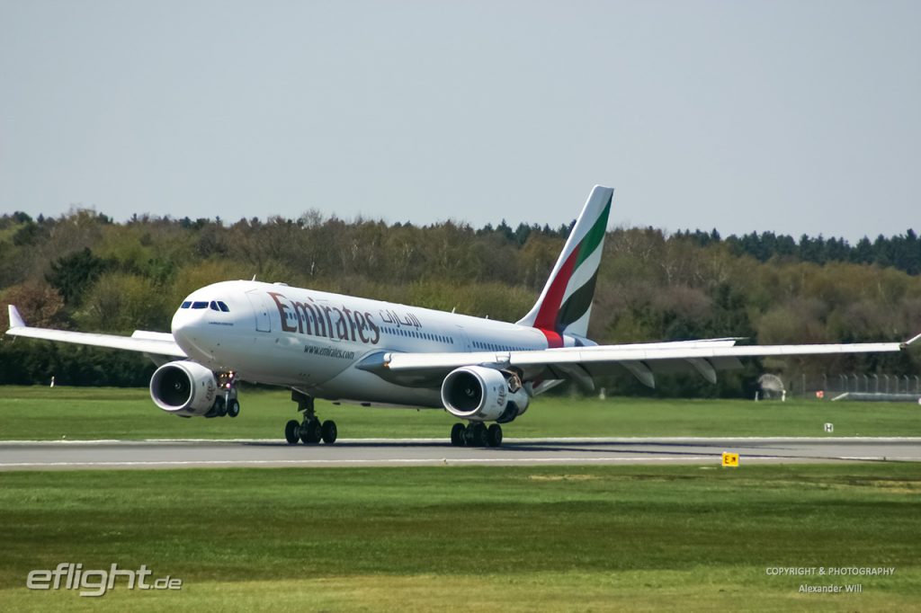 Airbus A330-200 der Emirates beim Touch-Down am Hamburger Flughafen.