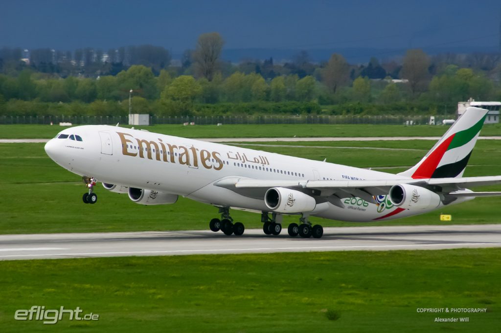 Airbus A340-300 der Emirates beim Start am Flughafen Düsseldorf.
