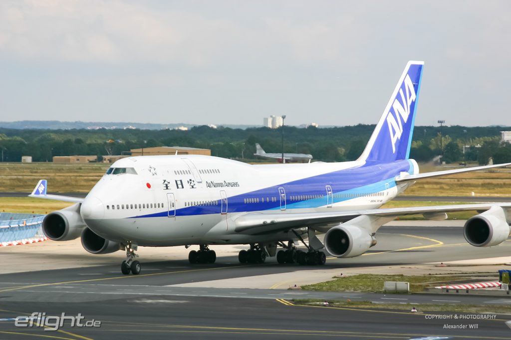 Boeing 747-400 der All Nippon Airways (ANA) nach der Landung am Frankfurter Flughafen auf dem Weg zum Gate.