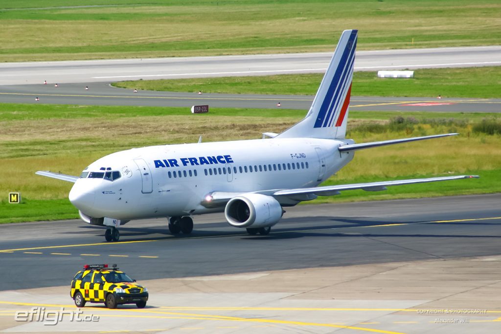 Boeing 737-528 (F-GJND, MSN 25229) der Air France folgt in Düsseldorf dem Follow-Me-Fahrzeug zur Parkposition.