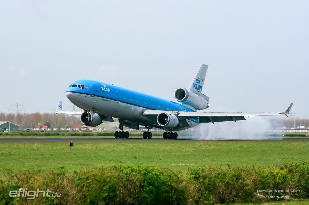 MD-11 der KLM dirket beim Touch-Down auf dem Flughafen Amsterdam Schiphol.